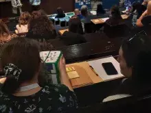 uczestnicy układają kostki z prezentacji DRON