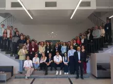 grupowe zdjęcie uczestników Forum na schodach