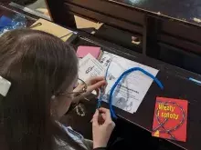 studenci wiążą węzły podczas warsztatów