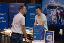 pracownicy przy stoisku