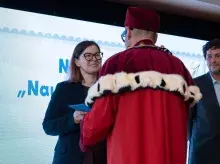 Prof. Mrożek odbiera nagrodę od Rektora UG