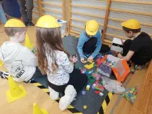dzieci przy stoisku budowlanym