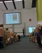 dr Tomasz Miller na auli