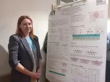 uczestniczka przy plakacie