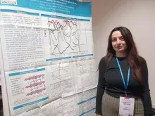 uczestniczka przy plakacie