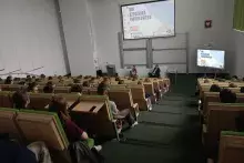 rozmowa jeden na jeden na auli z góry