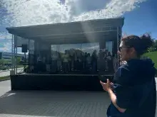 scena ze studentami