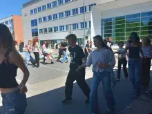 studenci tańczą belgijkę