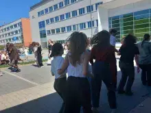 studenci tańczą belgijkę