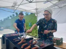 prof. Joanna Gondek obsługuje grill