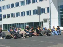 uczestnicy imprezy na leżakach