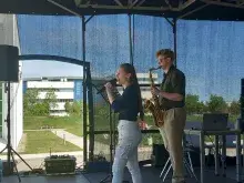 studenci podczas występu muzycznego