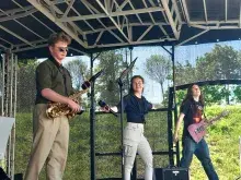 studenci podczas występu muzycznego