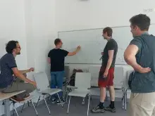 uczestnicy na przerwie przy tablicy
