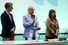 od lewej: Patryk Jar (Kainos), Marcin Marciniak (dziekan WMFiI), Wiktoria Trzewińska (GovTech)