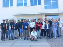 zdjęcie grupowe przed Instytutem Informatyki