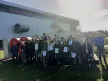 zdjęcie grupowe przy znaku "I love UG"
