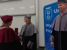 Prorektor wręcza dyplom dr hab. Anicie Dąbrowskiej