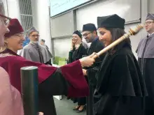 Prorektor wręcza dyplom dr Chitrze Raj