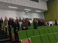 publiczność wstaje podczas ślubowania