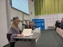 Prodziekan dr Justyna Strankowska odczytuje ślubowanie